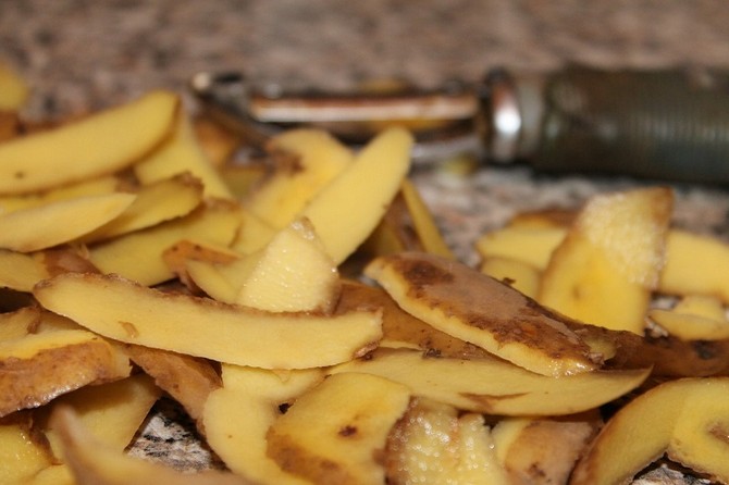 Отходы в виде картофельных очисток очень полезны для смородины, так как содержат большое количество крахмала.